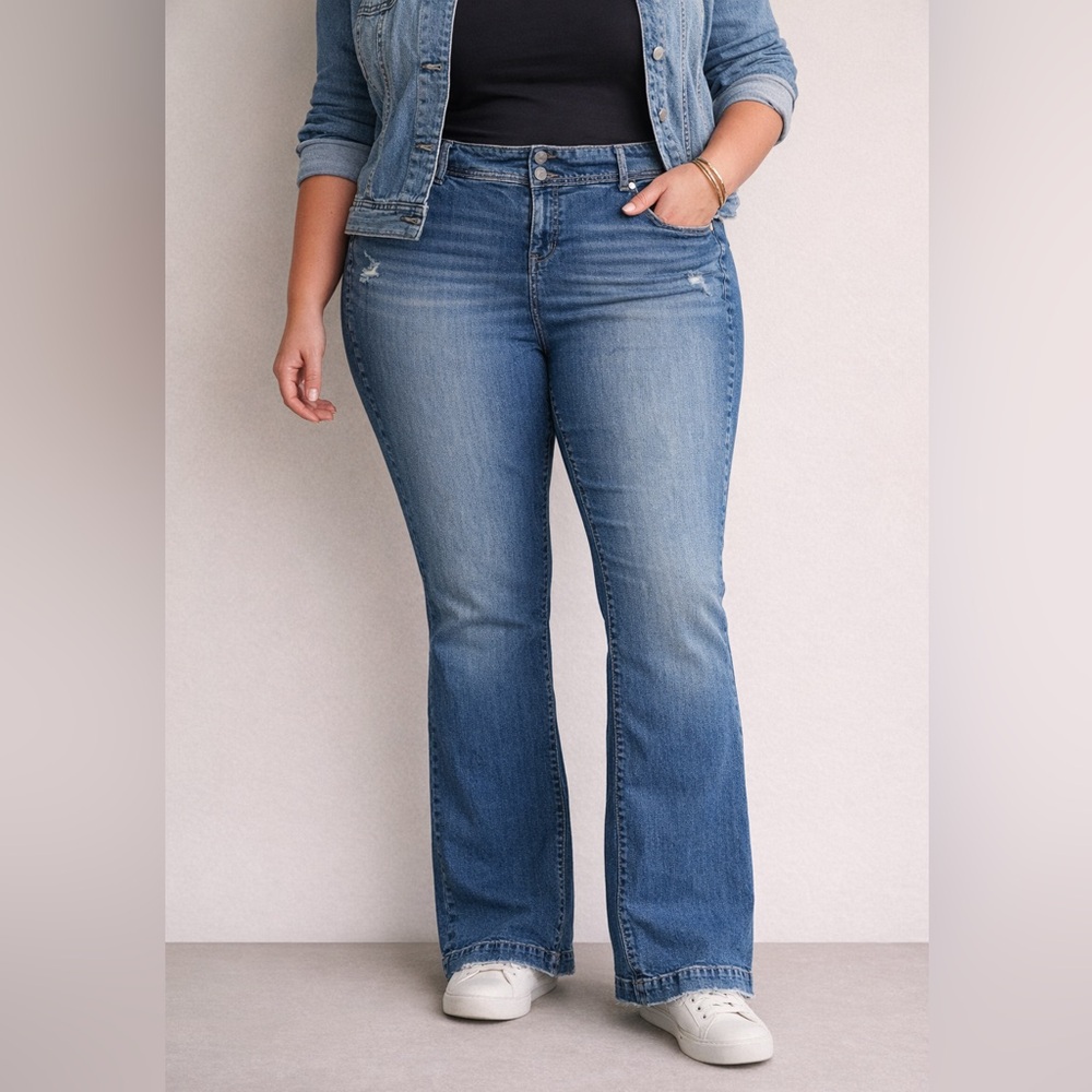 Torrid Bootcut Distressed Jeans Medium Blue Wash Stretch Denim Frayed Hem Sz 22
